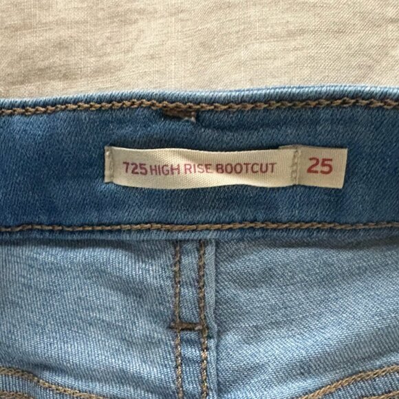 Levi's 725 High Rise Bootcut Women's Jeans - Picture 4 of 4